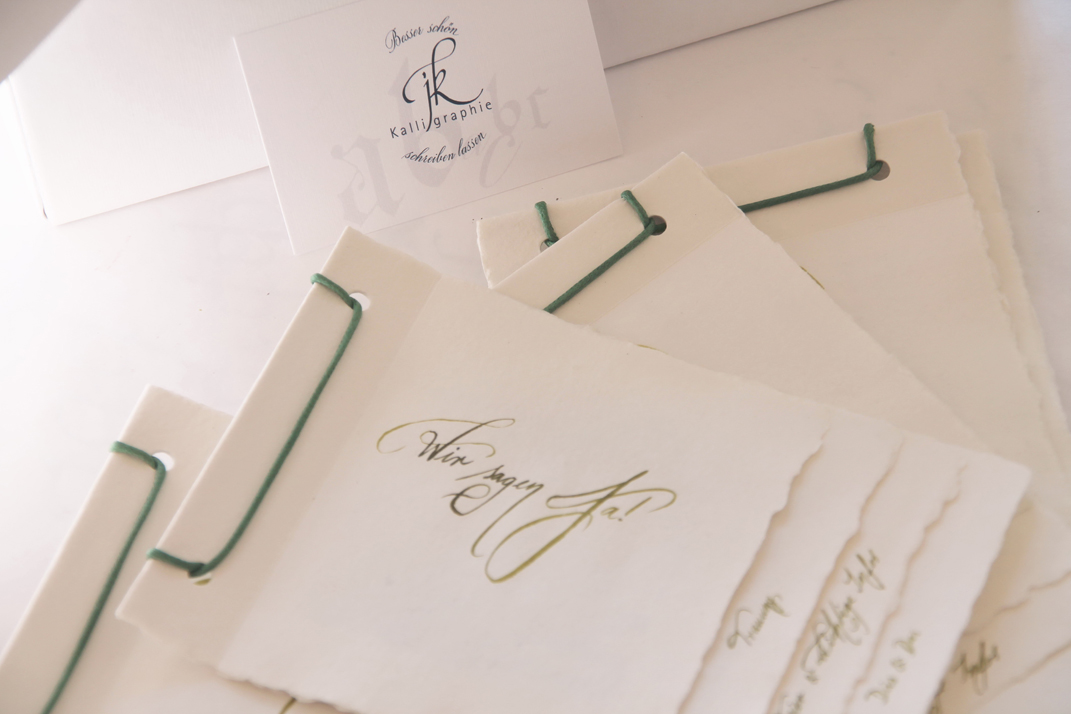 Individuelle Einladungen für ganz besondere Anlässe. Jede Einladung wird von J.Kühn liebevoll, nach Ihren Wünschen kalligraphiert. Jede Einladung ist ein handgeschriebenes Unikat.