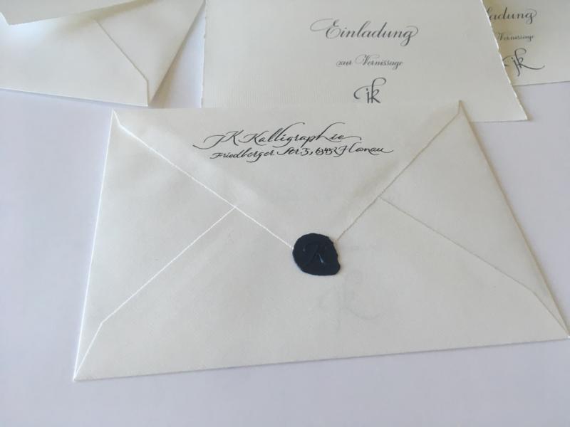 Kuverts, Briefumschläge aus Büttenpapier kalligraphiert und mit Siegel von JK Kalligraphie Kühn aus Hanau. Individueller und schöner können Ihre Einladungen nicht sein.